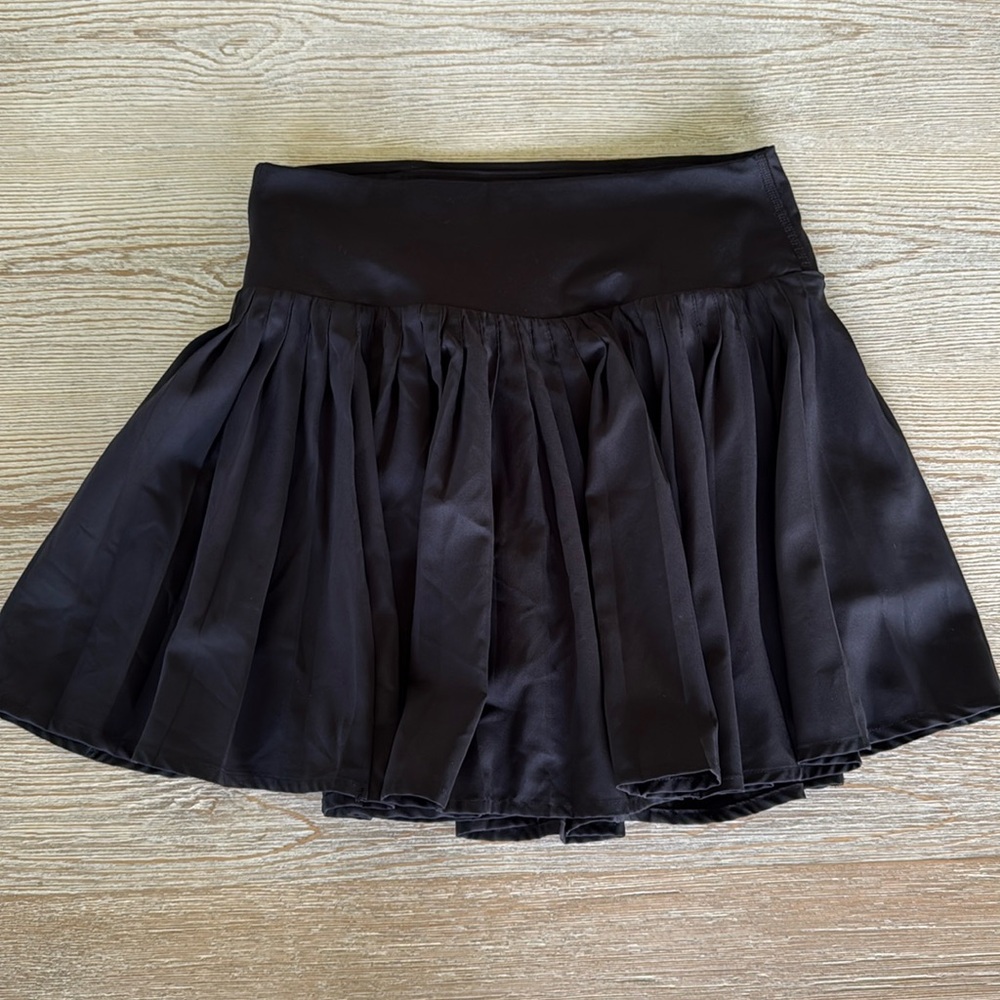 Like new women’s all in motion black pleated athletic skirt size small